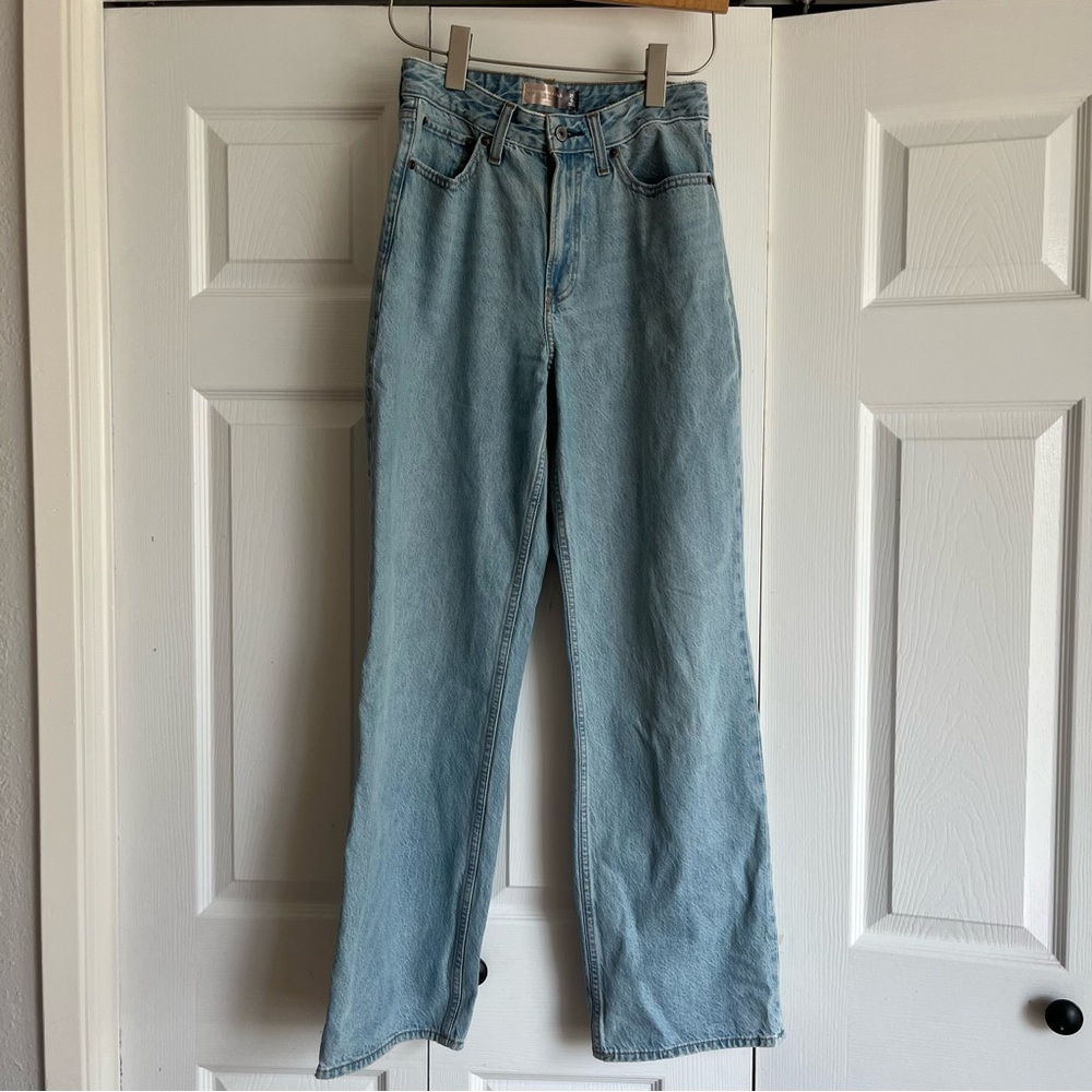 EUC Abercrombie The Loose High Rise Curve Love Size 25 Regular Inseam Light Wash